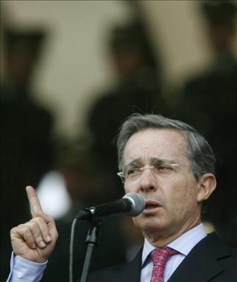 Uribe afirma que algunas denuncias de escuchas son "venganzas criminales" contra el gobierno