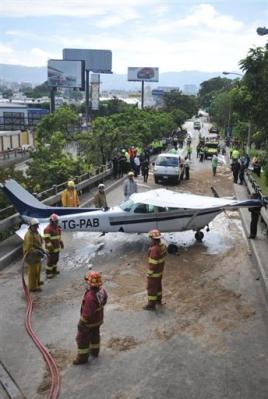 Dos heridos en el aterrizaje forzoso de una avioneta en una autopista chilena