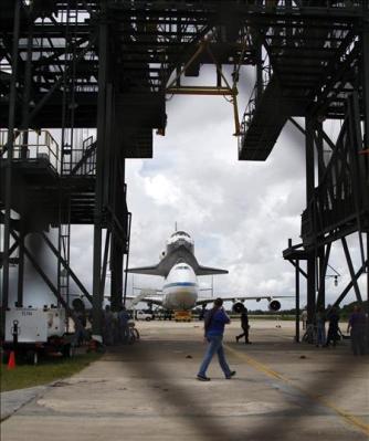 El transbordador Discovery retorna a la Florida montado sobre un avión