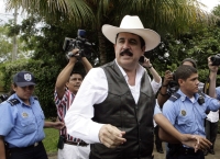 Zelaya pide a los hondureños que lo protejan