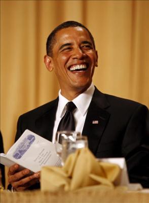 Obama ríe y habla en serio