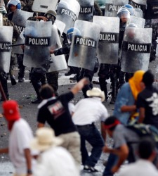 Honduras: miles salen a las calles y son reprimidos por fuerzas de choque de los golpistas