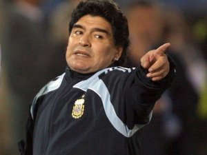 Viaje de Maradona sirvió para evitar que cayera en depresión, confiesa su médico personal