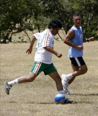 Evo Morales juega al fútbol bajo el abrasador sol del Caribe antes de la Cumbre