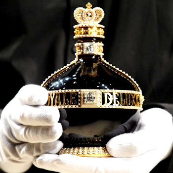 Presentan en Londres la botella más cara del mundo, hecha de diamantes, oro y perlas