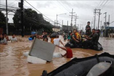 El paso de la tormenta tropical "Ketsana" sigue cobrando vidas en Filipinas y va hacia Vietnam convertido en tifón