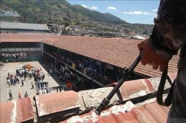 Perú: la cárcel más grande del país se convierte los fines de semana en bulliciosa discoteca con orquestas en vivo