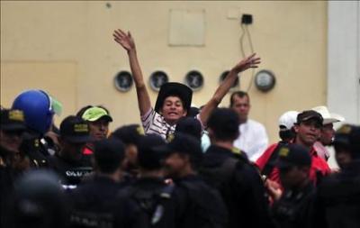 Golpistas de Honduras desalojan por la fuerza a seguidores de Zelaya que ocupaban el Instituto Nacional Agrario