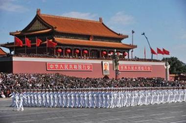 China celebra los 60 años del régimen comunista con imponente exhibición bélica sobre una plaza aún ensangrentada