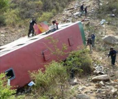 Dos muertos y once heridos al volcar un autobús en Ecuador