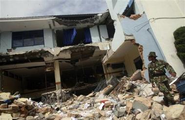 Escalofrío en Indonesia: víctimas atrapadas debajo de toneladas de escombros mandan mensajes de texto