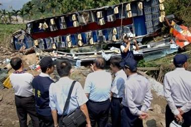Tragedia en China: 17 muertos y 54 heridos al volcar ómnibus sobrecargado