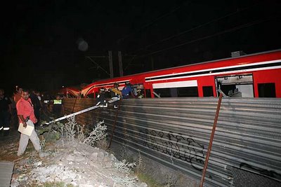 8 muertos y 54 heridos al descarrilar un tren en Tailandia