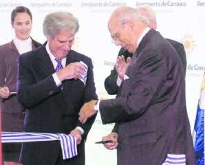 Dos presidentes cortaron la cinta de flamante megaaeropuerto en Uruguay
