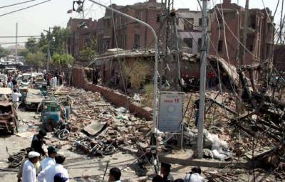 Atacante suicida con carro-bomba mata 41 personas en Pakistán