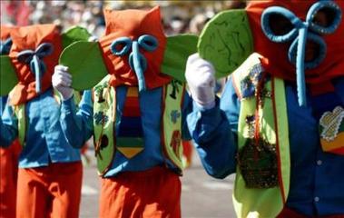Los latinos celebraron hoy un alegre y colorido desfile de la hispanidad en Nueva York