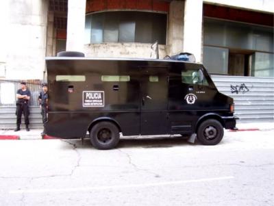 Carros hidrantes y todos los efectivos antimotines para el partido "de guerra" entre Uruguay y Argentina