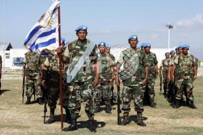 Tres militares uruguayos heridos al volcar camión en Haití