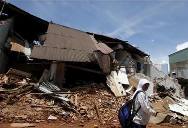 Un joven indonesio atrapado en los escombros se amputa una pierna para liberarse