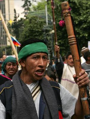Colombia: 25 mil indígenas llegaron a Cali para hacer oir su voz y no permitir que militares de EEUU y multinacionales contaminen sus "lugares sagrados con pensamientos de guerra"