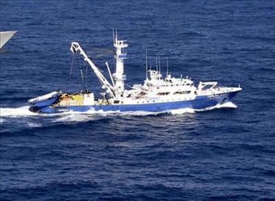 Los piratas amenazan asesinar a tripulantes si la Armada de España intenta abordar el atunero «Alakrana»