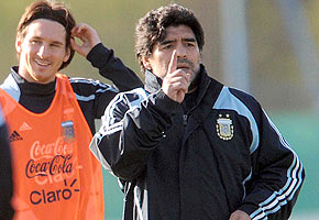 Maradona hace tres cambios en la selección para jugar ante Uruguay