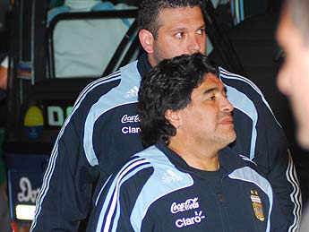 Los hinchas uruguayos recibieron con hostilidad a la Selección argentina, denuncia "Clarín"