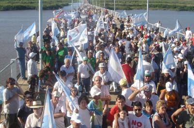 Ambientalistas de Gualeguaychú liberan el puente para que pasen los hinchas argentinos, pero para los votantes uruguayos vuelven a cerrarlo