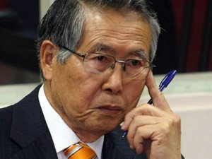 Fujimori se pasea fuera de la cárcel y siembra rosas