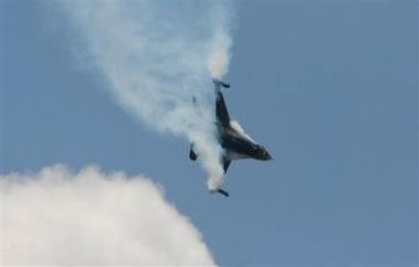 Dos aviones de combate F-16 de EEUU chocan en el aire y un piloto no aparece