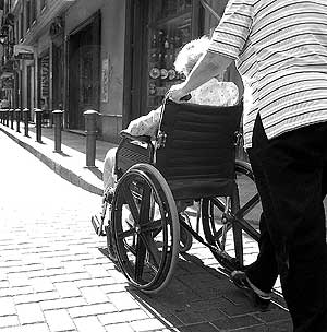 Una mujer uruguaya llevó a España a una anciana de 92 años en silla de ruedas y cargada de cocaína