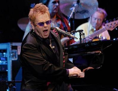 Elton John se arrepiente de haber perdido la virginidad recién a los 23 años