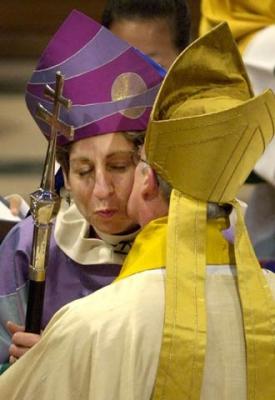Cisma en Iglesia anglicana por ordenación como sacerdotes de mujeres y homosexuales