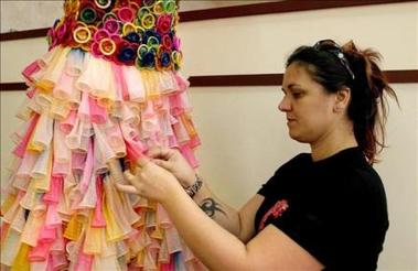 Argentina: Un desfile de moda con preservativos es la propuesta más innovadora contra el Sida