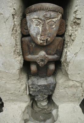 Hallan estatuas de madera en una gran ciudad de barro del Imperio Inca en el norte de Perú
