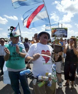 Argentinos presionan a Gualeguaychú para que levanten corte del puente y los uruguayos puedan pasar y votar el domingo