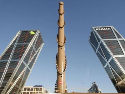 Miembros de Greenpeace escalan obelisco en Madrid para parar el cambio climático