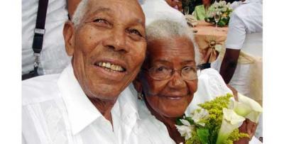 104 abuelitos se casaron en Cartagena