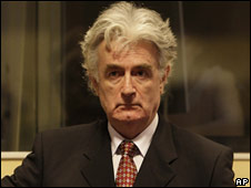 El genocida serbio Karadzic boicotea juicio en La Haya
