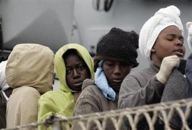 Sicilia: Rescatan una embarcación con 298 inmigrantes que estuvo tres días a la deriva