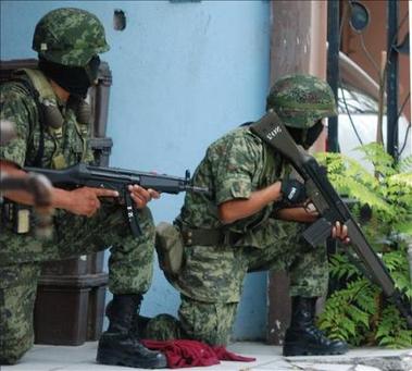 13 trece sicarios eran protegidos por dos policías en México