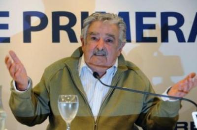Uruguay: dicen analistas que "Lacalle tiene que convencer a muchos y Mujica a muy poquitos"