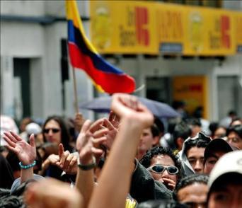 Estudiantes y policías se enfrentan en Ecuador