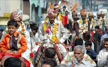 Más de cuatrocientas parejas se dan el sí quiero en una boda multitudinaria en la India