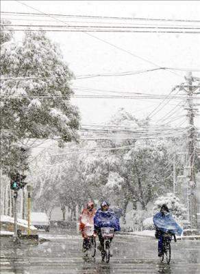 Nieve artificial cubrió la capital de China para aliviar la sequía