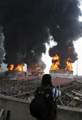 10 muertos y 135 heridos al incendiarse un depósito de petróleo en India