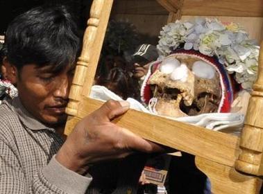 La Iglesia católica boliviana pide no celebrar misas para cráneos humanos