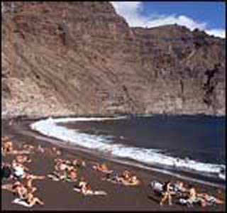 Tenerife: Varias personas atrapadas bajo grandes piedras en la playa de Los Gigantes