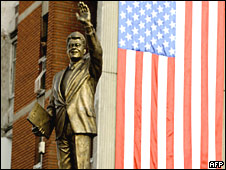 Kosovo dedica estatua gigante a Clinton