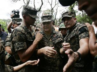 El general que expulsó a Zelaya de Honduras teme una "persecución legal"